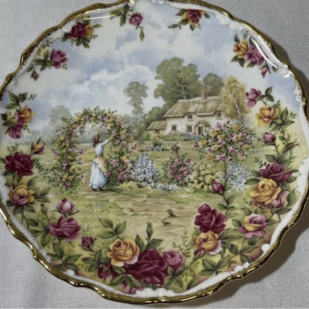 Royal Albert - 25th Anniversary Edition Old Country Roses Plate 1986